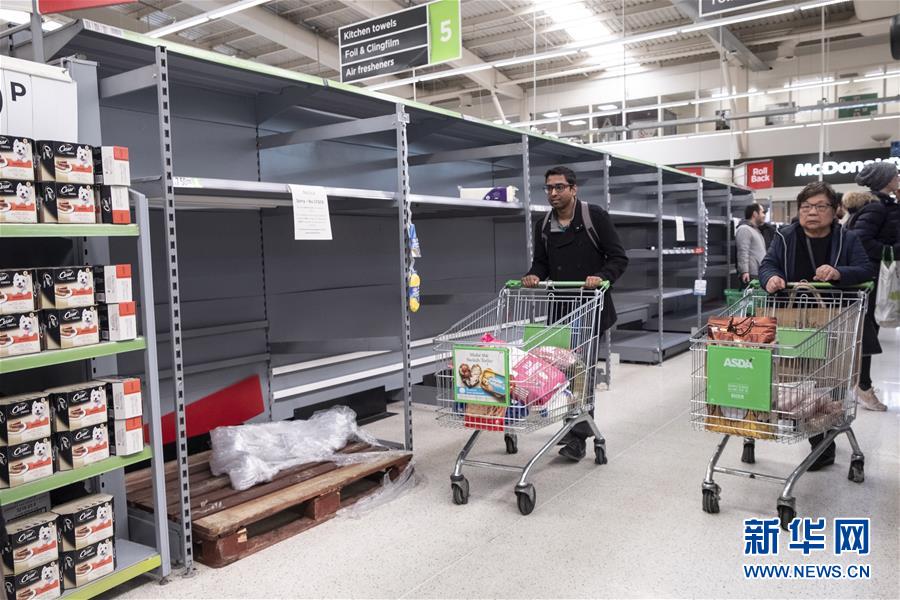 [新华网]英国伦敦：超市现抢购潮