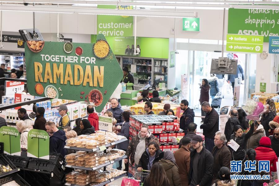 [新华网]英国伦敦：超市现抢购潮