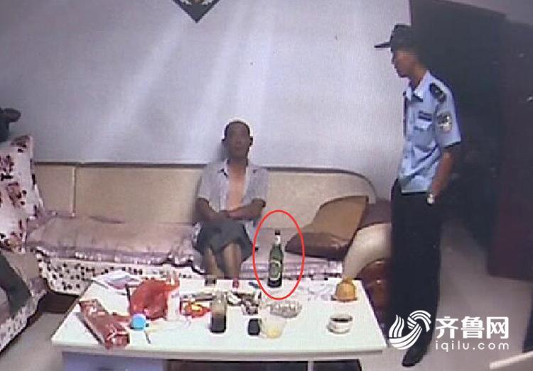 小偷入室淡定洗澡喝酒 吩咐女主人出门:买充电器去