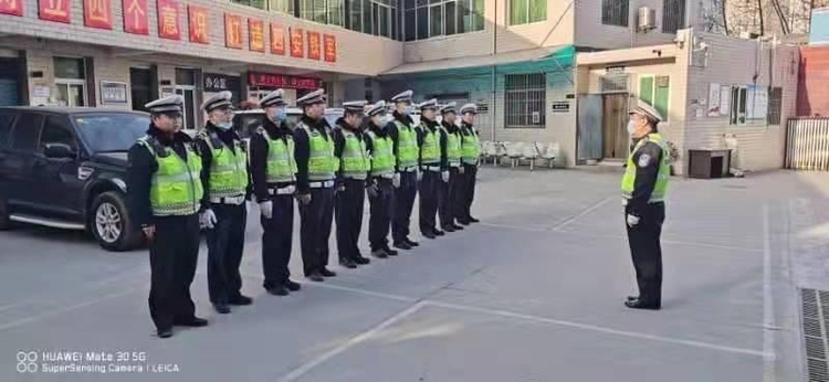 长安交警全力护航春节市民“菜篮子”
