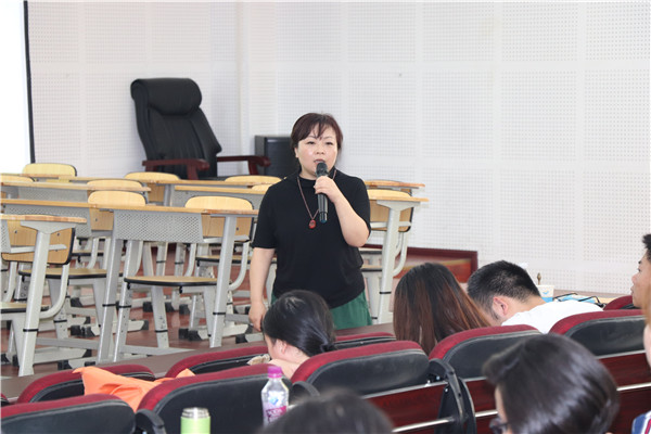 图片默认标题_fororder_金牛区语文教研员吴宏燕老师做讲解（成都市梧桐小学校 供图）.JPG