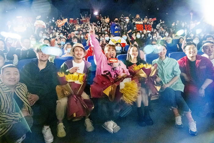 ‘안녕! 리환잉’(你好,李煥英)흥행 수입 30억 돌파, 감독 자링(贾玲) 고향을 찾아 답례_fororder_VCG111318021459