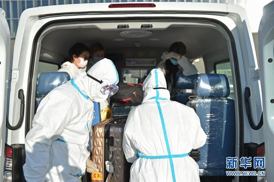 3月14日，在北京新國展停車場，河北省集散點工作人員準備運送目的地為河北的入境人員。新華社發(fā)（陳鐘昊攝）