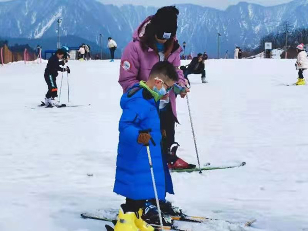 200余名萌娃在西岭雪山滑雪pk成都首届青少年滑雪比赛开赛