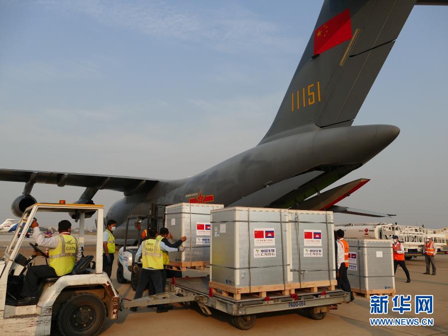 Vaksin Virus Corona Tiongkok Ditibakan di Bandara Kamboja_fororder_j1