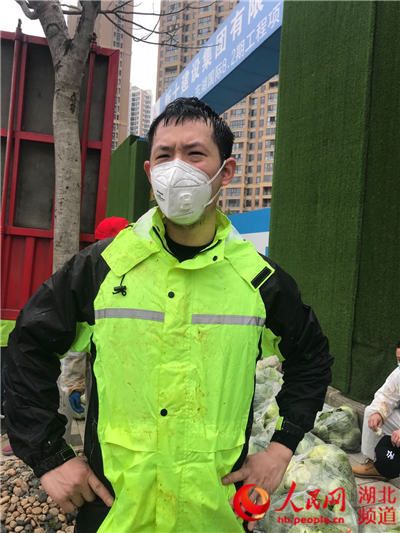 人民网■90后志愿者胡斯桓：和父母一起并肩战“疫”48天