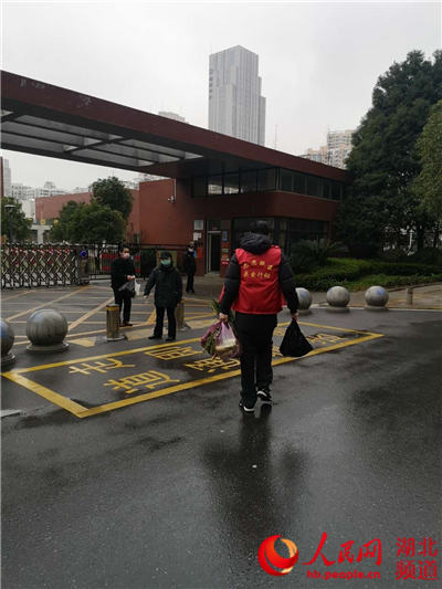 人民网■90后志愿者胡斯桓：和父母一起并肩战“疫”48天