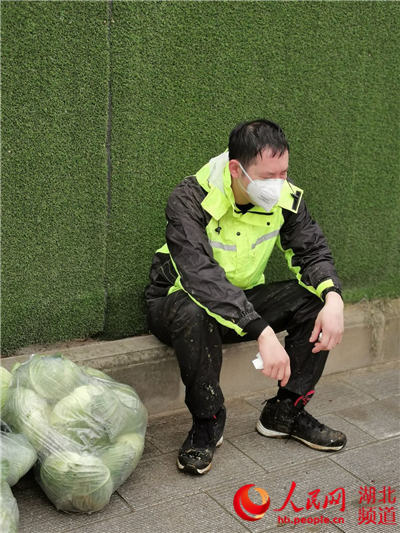 人民网■90后志愿者胡斯桓：和父母一起并肩战“疫”48天