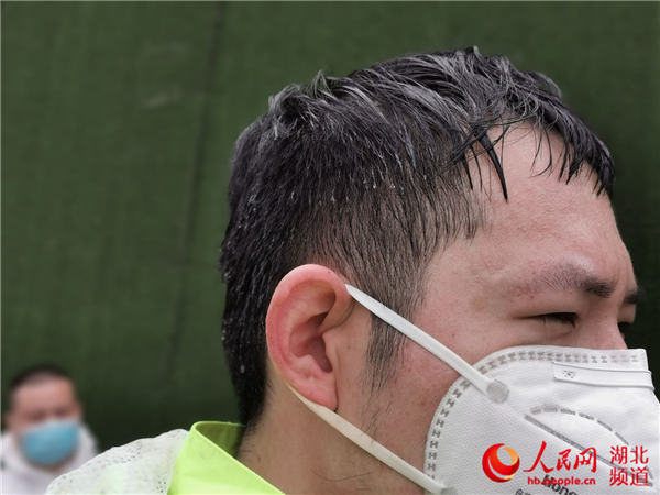 人民网■90后志愿者胡斯桓：和父母一起并肩战“疫”48天