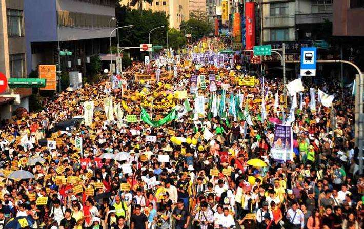 图片默认标题_fororder_台湾百姓上街游行，抒发心中悲痛，控诉当局执政无能。