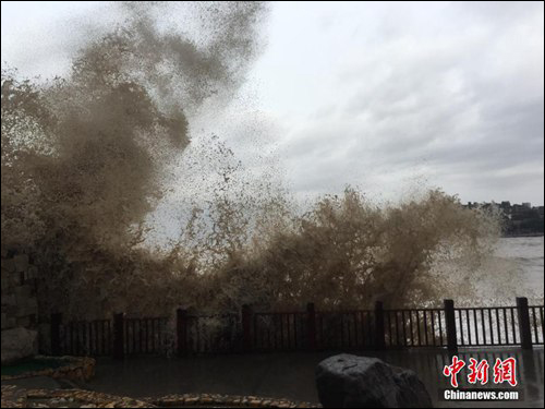 พายุไต้ฝุ่น "ไท่ลี่"ก่อให้เกิดคลื่นยักษ์ชายฝั่งทะเลมณฑลเจ้อเจียงของจีน