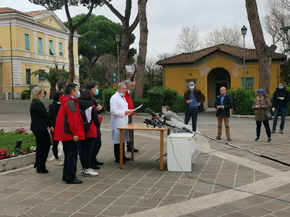 「新华社」独家日志 | 中国专家奔走“一路绿灯” 罗马街头响起中国国歌