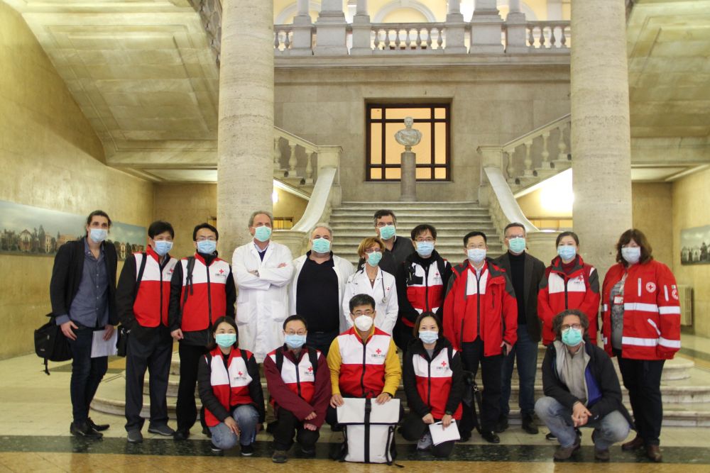 「新华社」独家日志 | 中国专家奔走“一路绿灯” 罗马街头响起中国国歌