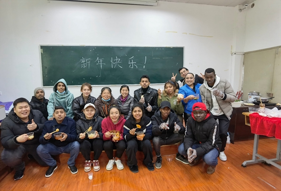 (有修改)(加急稿)贵州民族大学留学生:话新春 聊民俗 学剪纸 感受浓厚的中国传统文化