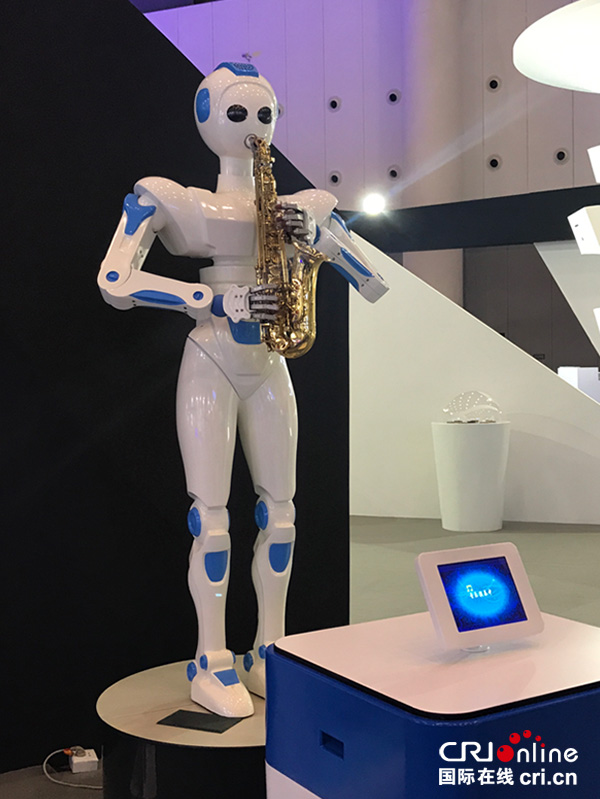 图片默认标题_fororder_四川制造智能机器人吹萨克斯表演