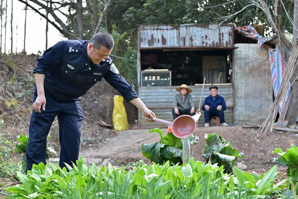 ร้านขายของชำริมทางรถไฟ_fororder_民警 (3)