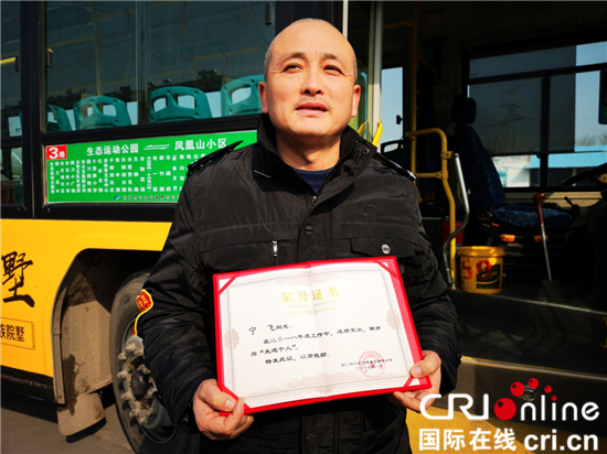 【湖北】【CRI原创】荆门一高中生公交车内突然晕倒 司机与乘客齐心施救暖人心