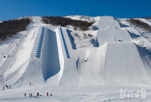 河北张家口:冬奥雪场 热闹非凡
