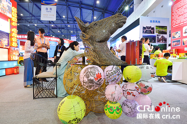 图片默认标题_fororder_彩灯产业展区（摄影-廖志全）