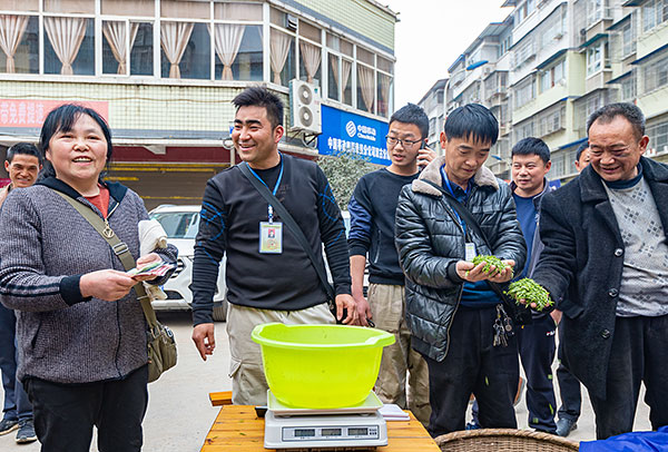 （勿签）自贡荣县迎来春茶采摘季 茶农收获2021年“第一桶金”_fororder_5茶叶交易现场（摄影-廖志全）