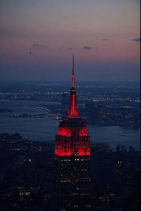 “牛”转乾坤，纽约帝国大厦点亮“中国红”