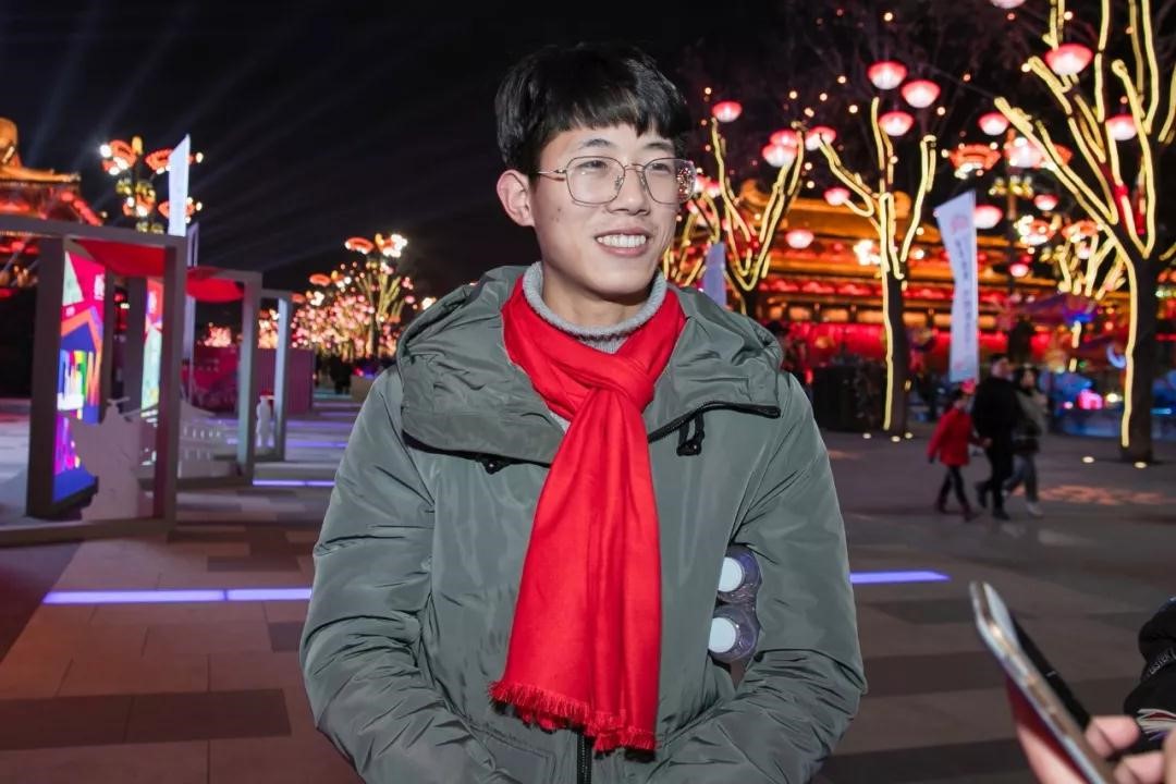 邂逅美景 西安大学生为大唐不夜城点赞 邂逅美景 西安大学生为大唐不夜城点赞