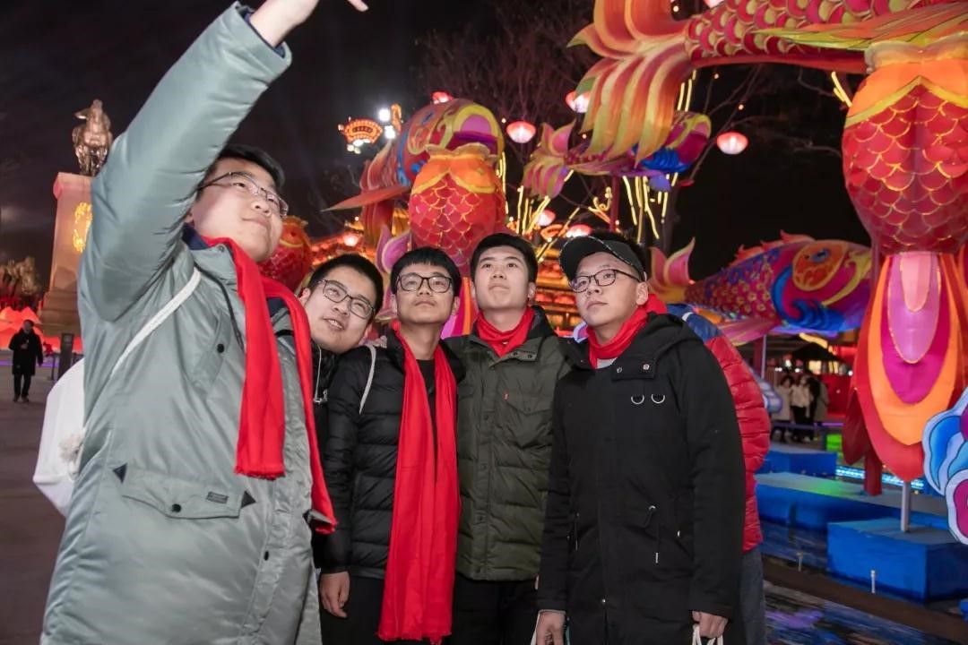 邂逅美景 西安大学生为大唐不夜城点赞 邂逅美景 西安大学生为大唐不夜城点赞