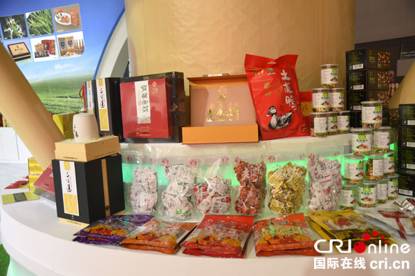 图片默认标题_fororder_展馆展出的特产商品（摄影-徐琴）