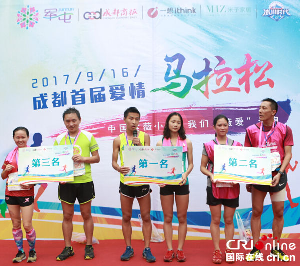 图片默认标题_fororder_比赛前三甲上台领奖（摄影-刘世光）