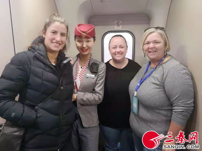 外国友人乘高铁来西安旅游 直呼太好了 外国友人乘高铁来西安旅游 直呼太好了