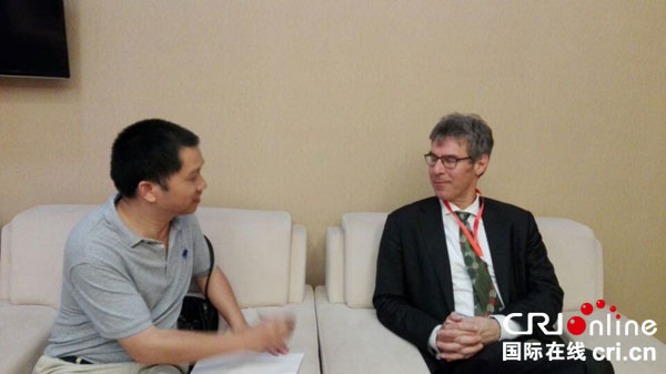 图片默认标题_fororder_荷兰王国驻重庆领事馆总领事孔思哲接受国际在线四川频道采访。（摄影-陈军德）