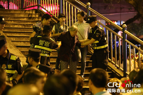 图片默认标题_fororder_民警正在站岗执勤。摄影：刘冉