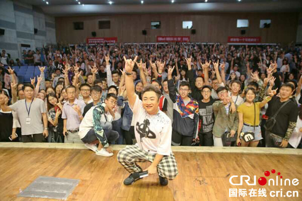 图片默认标题_fororder_乔杉来蓉-与观众大合影-摄影刘垚