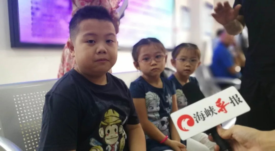 图片默认标题_fororder_2018年9月1日，台湾居民居住证办理首日，来自新北的李宏杰带着8岁的儿子和6岁的双胞胎女儿就来到派出所办理申领手续