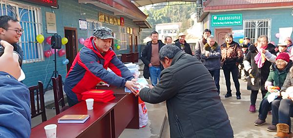 图片默认标题_fororder_胜利村向群众分发生活用品