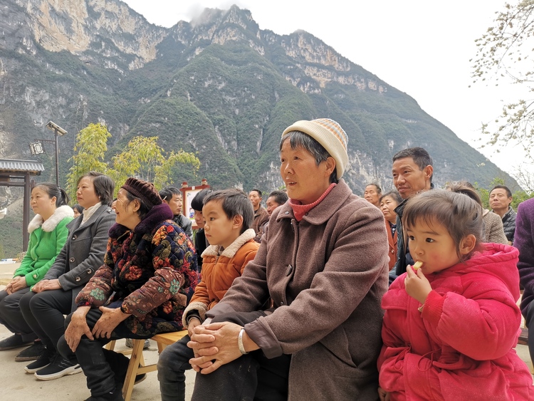 （急稿）【B】重庆下庄村村民谈对“全国脱贫攻坚楷模”毛相林的扶贫“印象”