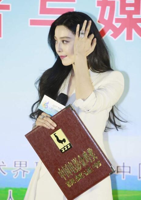范冰冰求婚戒指堪称巨钻 网友：闪瞎我贫穷的双眼