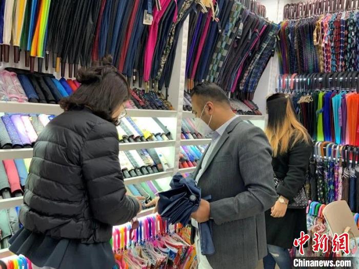 【中新网】41个国家和地区245名外商乘包机赴义乌“淘”货