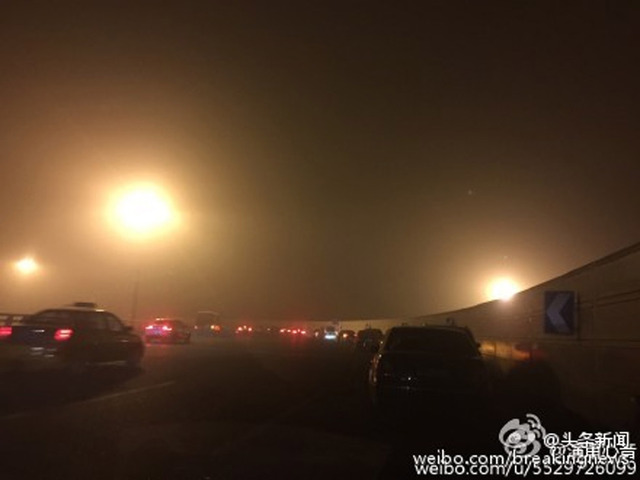 圣诞节北京陷重度雾霾 道路封闭多航班取消(组