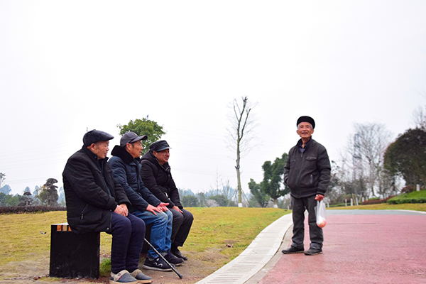 图片默认标题_fororder_老人们在维护后的公园中闲谈（摄影：葛旺）