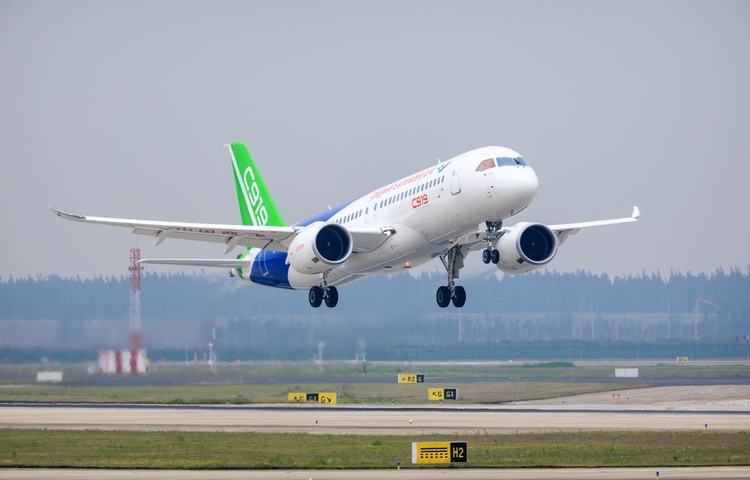 c919全球首单正式落地东航首批国产大飞机将飞成都