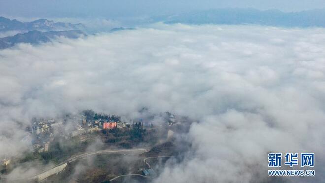 Pesona Gunung Wumeng Diselubungi Awan_fororder_1127100700_16132911158021n