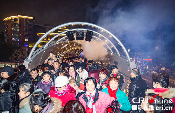 图片默认标题_fororder_2市民争相感受新艺术天桥美景（摄影-廖志全）