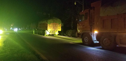 图片默认标题_fororder_行驶在公路上的超限超载货车被截获