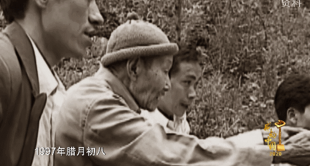 感动中国丨不信天不认命！当代愚公毛相林铺就绝壁天路