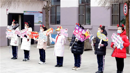 （已修改）（教育专题）【B】沈阳市南京一校：开学首日 学子喜收“礼”签