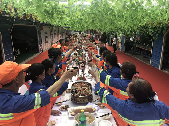 【社会民生】向劳动者致敬 重庆劳动者长桌宴开席