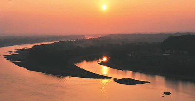 桃花源的渔村夕照天下何处无桃花,惟有此地享美名.