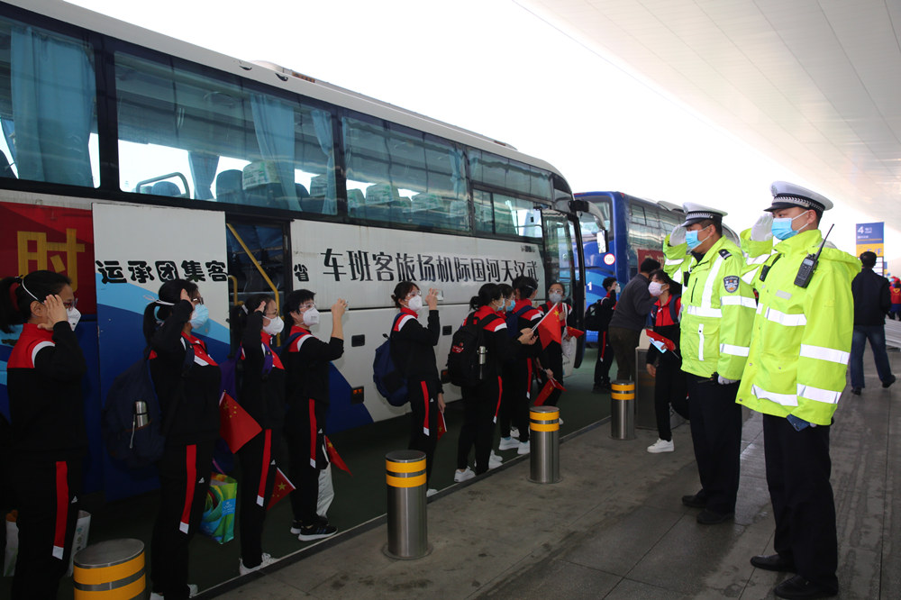 「人民网」武汉交警以最高礼遇护航首批援汉医疗队返程