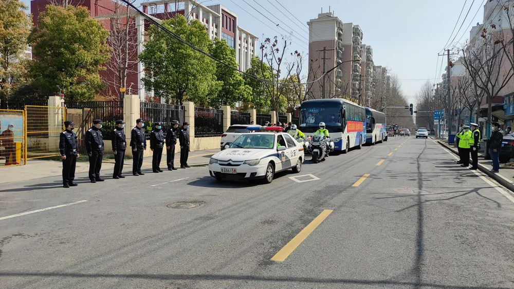 「人民网」武汉交警以最高礼遇护航首批援汉医疗队返程